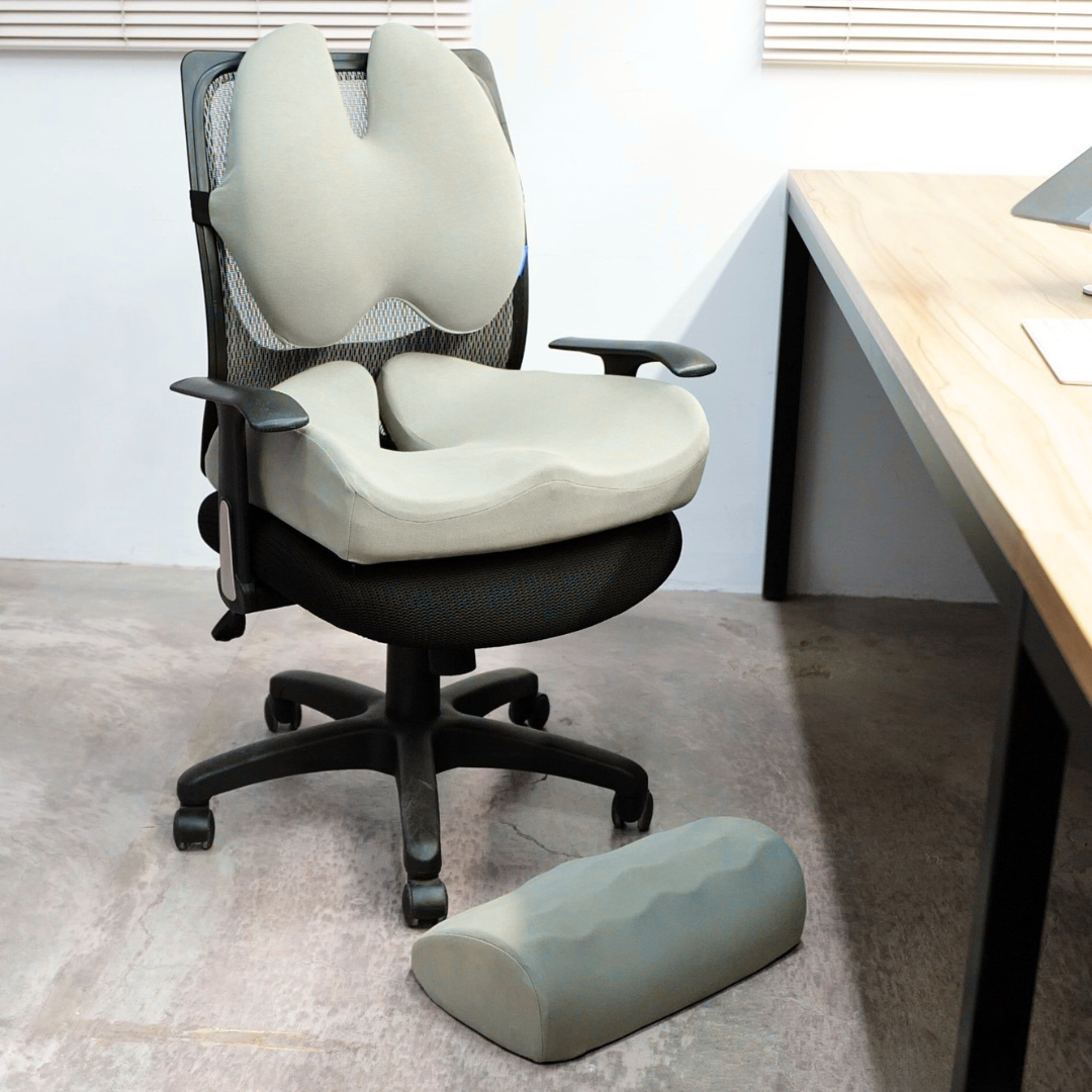 Charger la vidéo : <strong>🎁 Encore plus de confort ? Associez le Kumo Seat™ au </strong><a href="/products/repose-pieds-ergonomique-memoire-de-forme-kumo-foot™" title="Repose-Pieds Ergonomique Mémoire de Forme | Kumo Foot™"><strong>Kumo Foot™</strong></a><strong> (repose-pieds) et au </strong><a href="/products/coussin-lombaire-ergonomique-memoire-de-forme-kumo-back™" title="Coussin Lombaire Ergonomique Mémoire de Forme | Kumo Back™"><strong>Kumo Back™</strong></a><strong> (coussin lombaire) pour un confort d'assise intégral — de la tête aux pieds.Pack Confort Total à -10% → De la tête aux pieds, Kumo prend soin de vous. ☁️</strong>